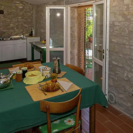 Сasa de vacaciones Luxurious Holiday In Gubbio With Pool